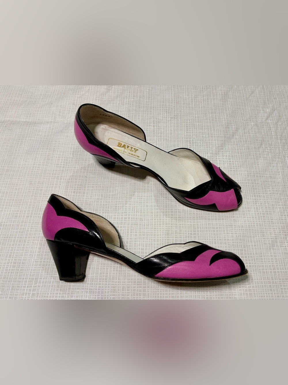 Bally Vintage Sz 38 8 M Black and Pink Leather D'Orsay Heels classic shoes